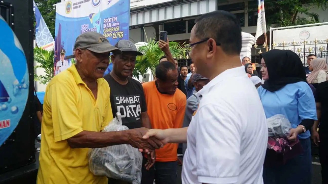 Bupati Sudewo Bagikan Tiga Ton Ikan Laut Gratis untuk Warga Pati