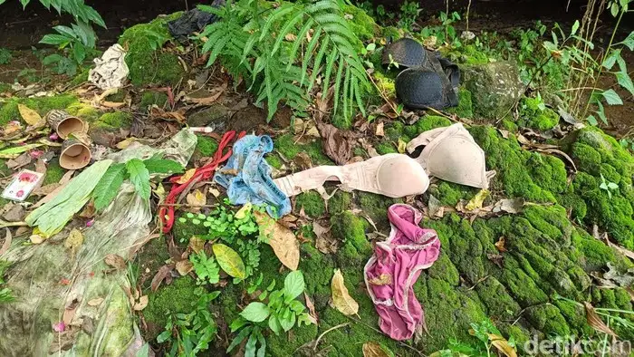 Tradisi Unik Gua Sri Bolong Cilacap dan Misteri Tumpukan Pakaian Dalam